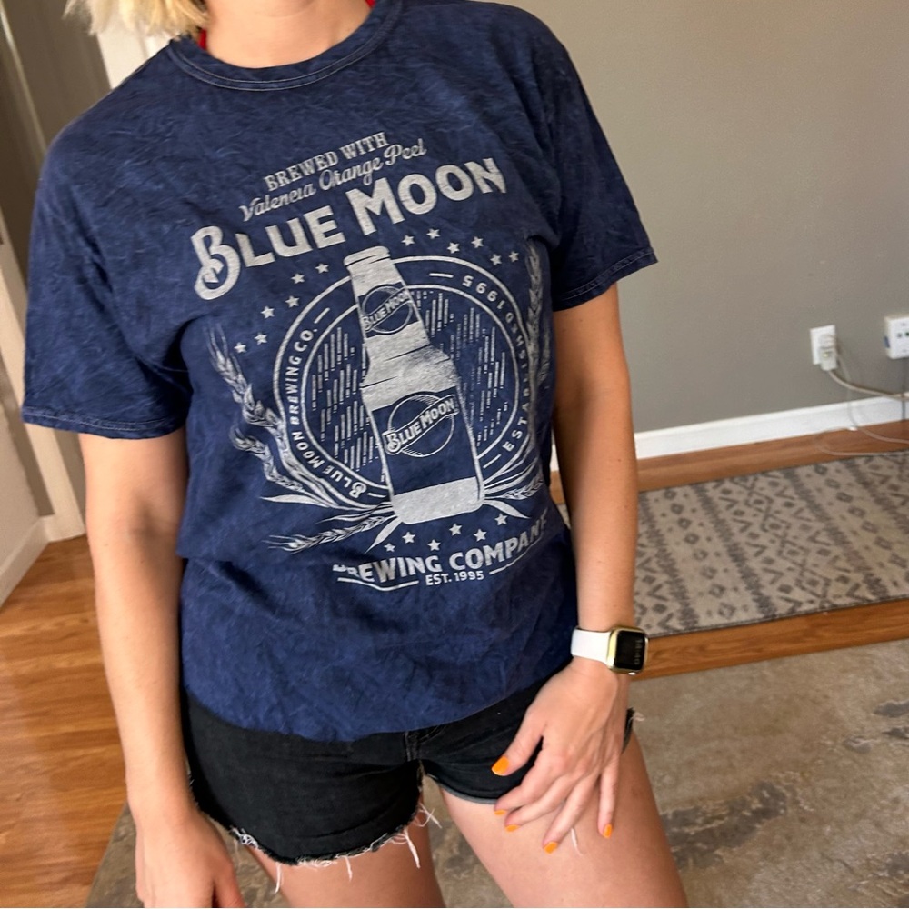 NWT blue moon tee screen print graphic size small Macy’s